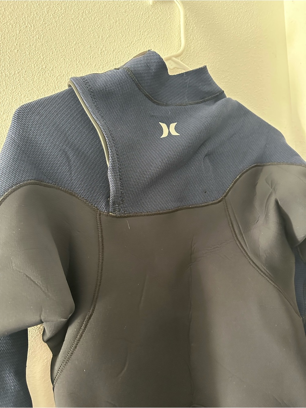 Hurley Men’s Navy and Black wetsuit